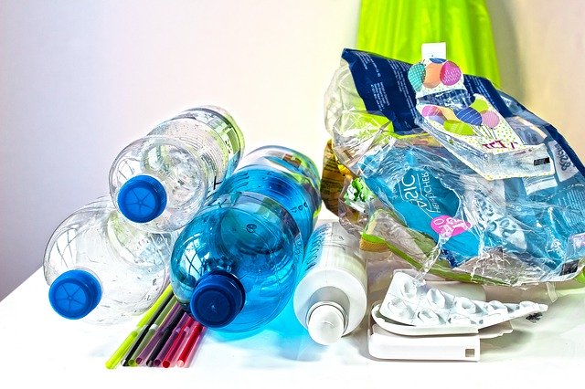 リサイクルされるペットボトルやラベル